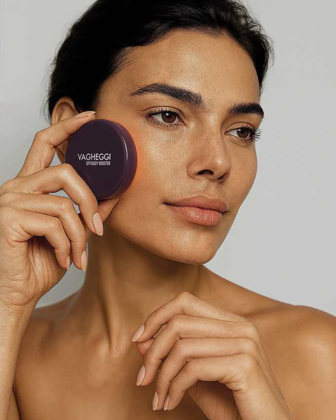 Vrouw gebruikt het 75.25 Efficacy Booster Device op haar huid